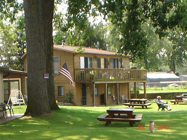 Primary Photo - Lakefront Apartments