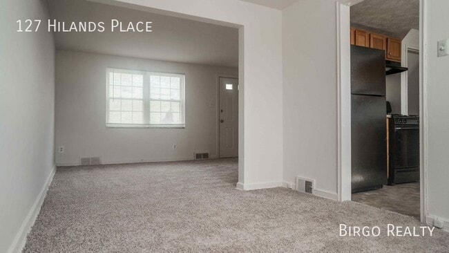 Building Photo - Move in special! First month free rent!
