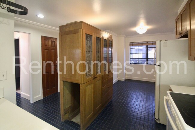 Building Photo - La Jolla, 8860 Villa La Jolla Dr #203 - Gr...