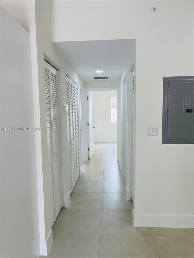 Foto del edificio - 310 E 7th St