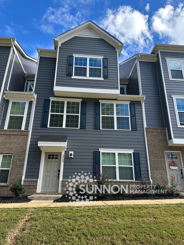 Foto principal - Beautiful 4 Bed 3.5 Bath Townhome minutes ...