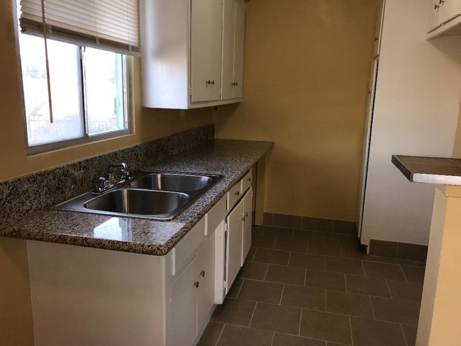 kitchen - 2621 W Ramona Rd