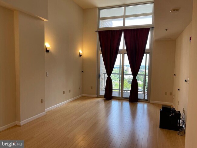 Building Photo - 5750 Bou Ave