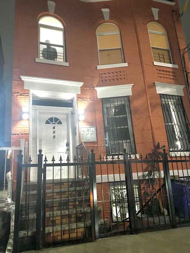 Building Photo - 405 Warwick St