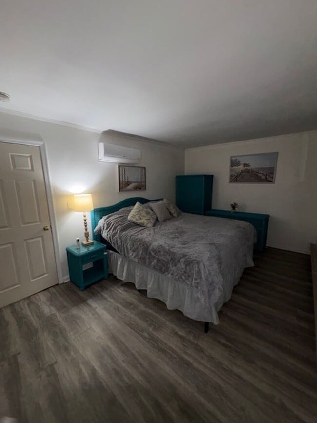 Building Photo - Beautiful Waterfront 1-bedroom 1- bath fur...