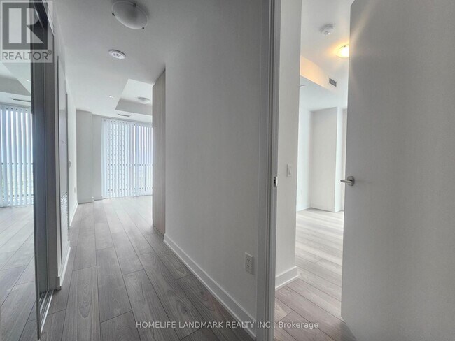 Photo du bâtiment - 5858 Yonge St