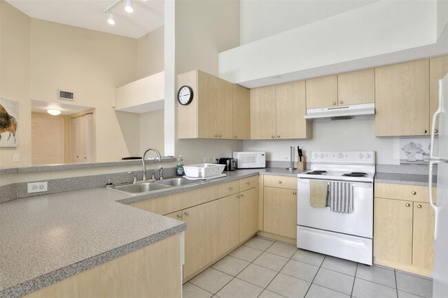 Building Photo - 723 Villa Cir