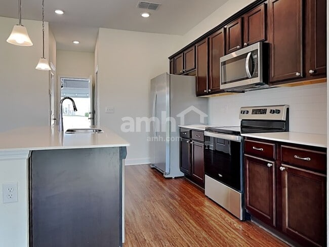 Building Photo - 1045 Island Pond Dr