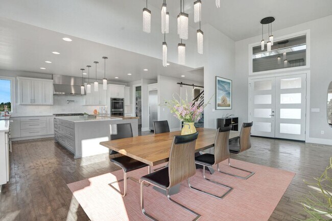 Building Photo - MOVE IN SPECIAL $1500 OFF FIRST MONTHS RENT / Beautiful home in the gated community of Tetherow