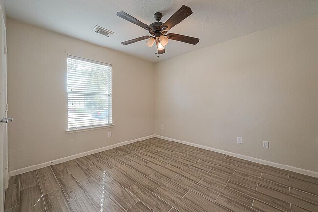 Foto del edificio - 11330 Log Cabin Ln