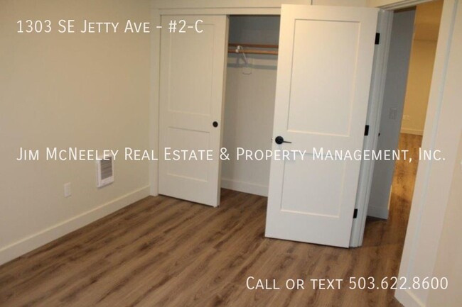 Building Photo - Second level 2 bed/ 1 bath with 1 Assigned...