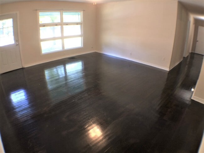 Foto del edificio - 4 Bed 2 Bath Home  w New Upgrades in Haltom City!