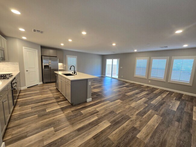 Foto del edificio - 5 Bedroom, Newer Home near 215/Russell