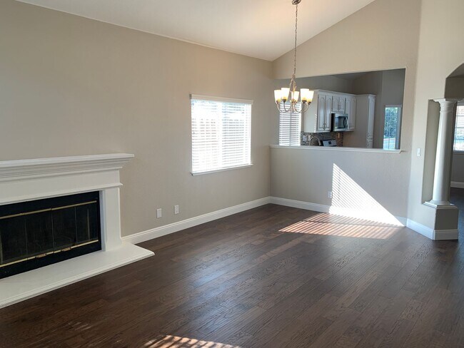 Building Photo - Beautiful, Remodeled 3 Bedroom, 2 Bath Sin...