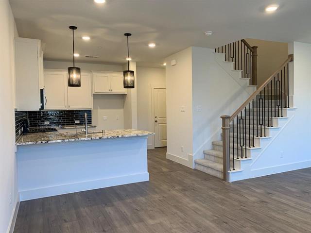 Building Photo - 825 Emerling Dr