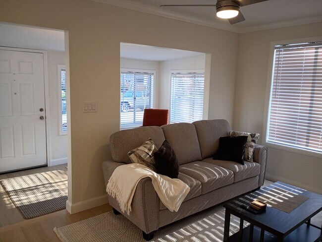 Foto del edificio - Fully Furnished Gem. Truly Turn-Key Living!