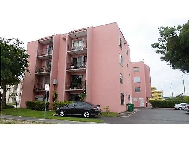 Foto principal - 6825 W Flagler St