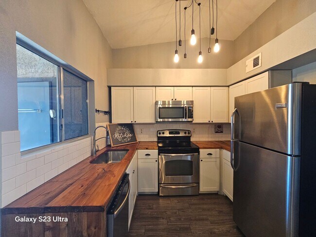 Foto del edificio - FREE RENT  INTERESTED??  Welcome nearly new, updated single-level patio home