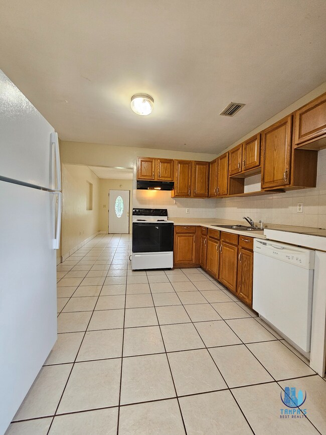 Foto del edificio - ADORABLE 3 Bedroom, 1 Bath  Block House wi...
