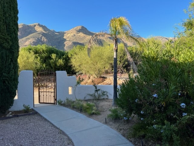 Building Photo - 6690 N Los Leones Dr