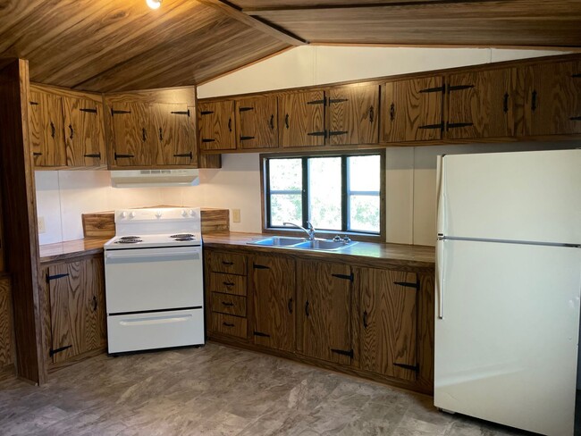 Building Photo - 2 Bed, 1 Bath Singlewide Mobile Home $995 ...