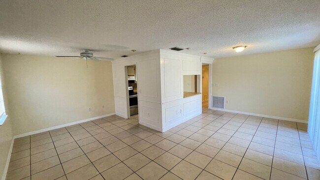 Foto del edificio - Unfurnished Annual Rental Available Now