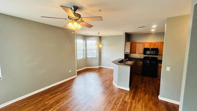 Building Photo - 2215 Aurora Dr