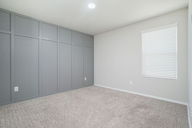 Building Photo - 4 Bedrooms 3 Baths