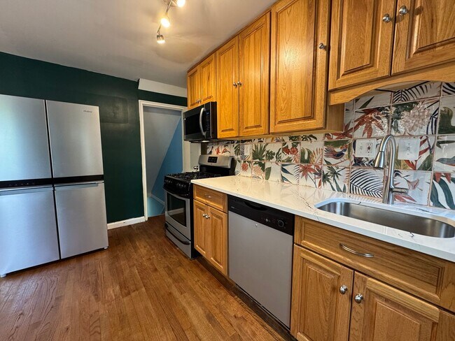 Foto del edificio - Spacious 3 Bed 2 Bath Semi-Detached Brick ...