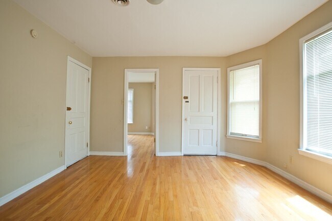 Foto del edificio - 2429-2431 N. Farwell Ave