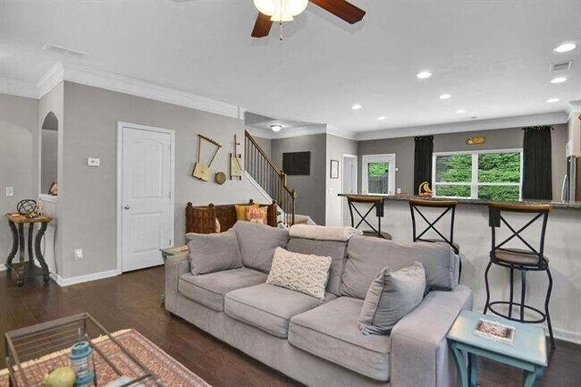 Building Photo - 307 Lakeside Ln