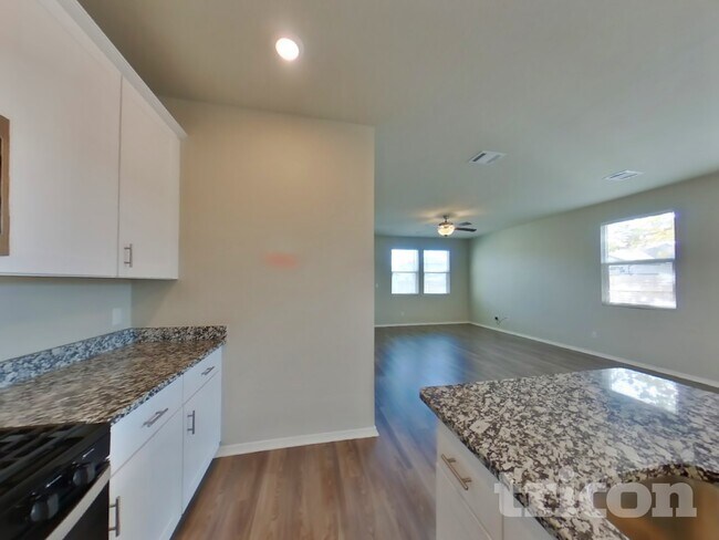 Building Photo - 5221 Saddle Clb Dr