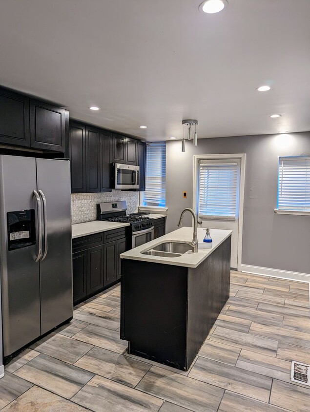 Foto principal - Cozy West Philly Home 4br/2.5ba w/ Hardwoo...