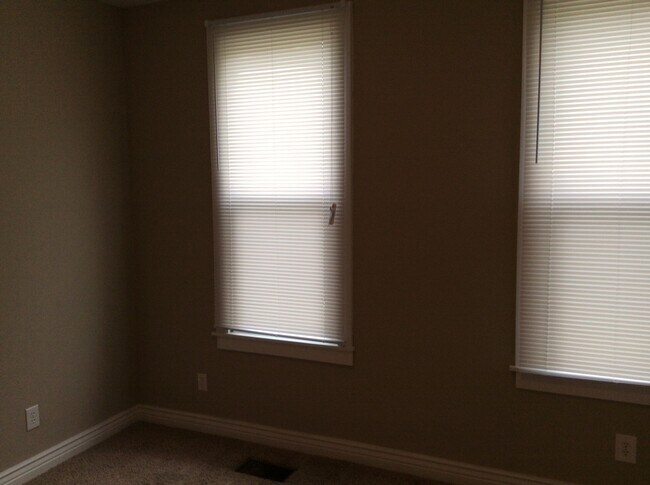 Building Photo - Near Downtown 2 BR home