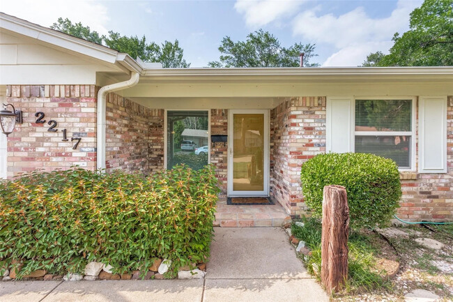 Building Photo - Room in House on Hackberry Dr