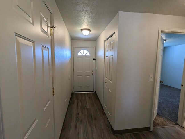 Building Photo - 532 NE Larch Ave