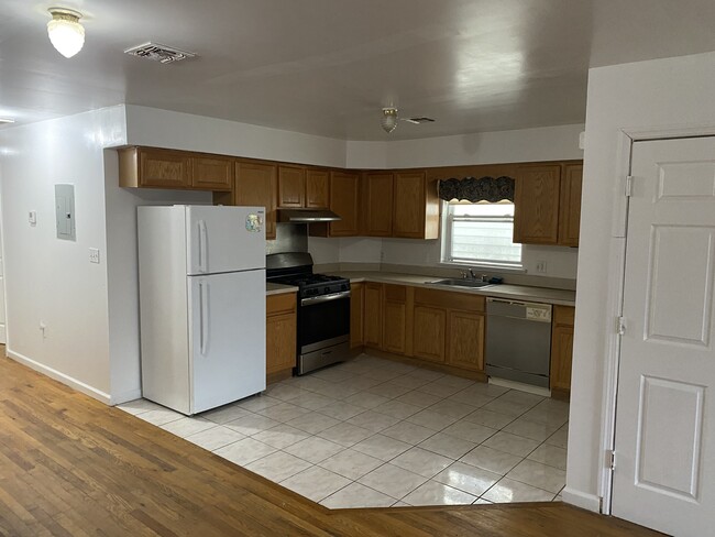 Kitchen w/ dishwasher - 626 15th Ave