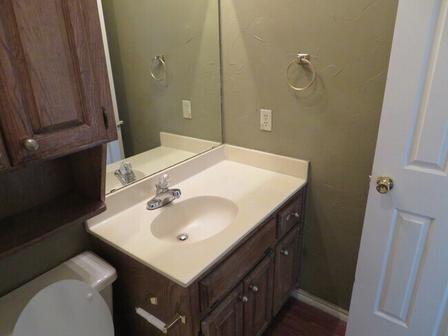 Building Photo - IMMEDIATE MOVE IN - 2 bed 2 bath