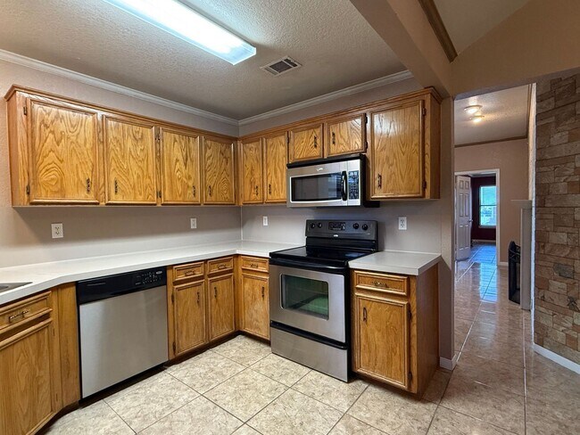 Foto del edificio - AVAILABLE NOW!