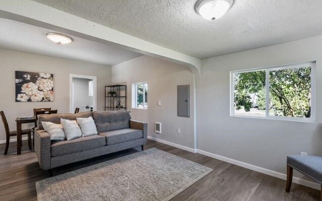 Primary Photo - 625 25th St SE