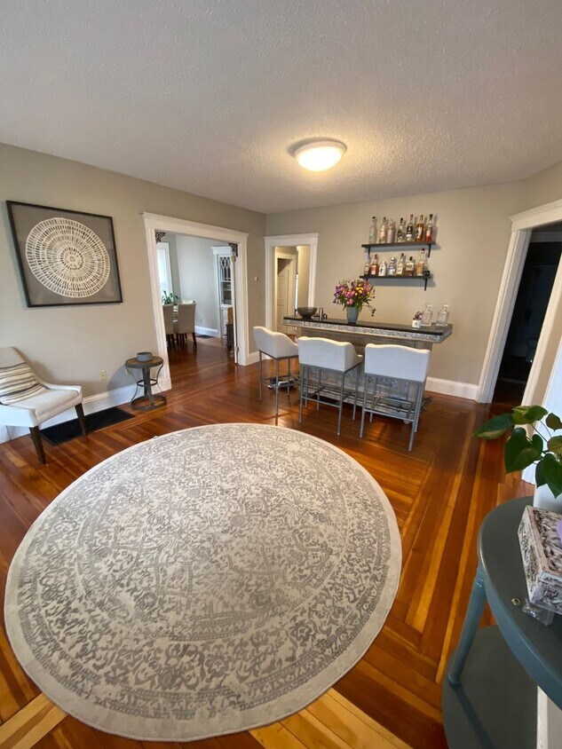 Primary Photo - Huge 4 bed unit in Quincy