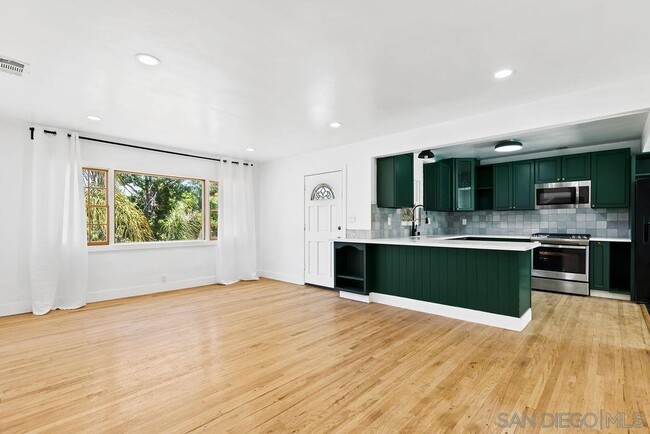 Building Photo - 727 Live Oak Dr