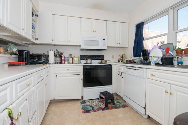 Foto del edificio - Spacious 3Bed/2Bath with 2 Parking Spots I...