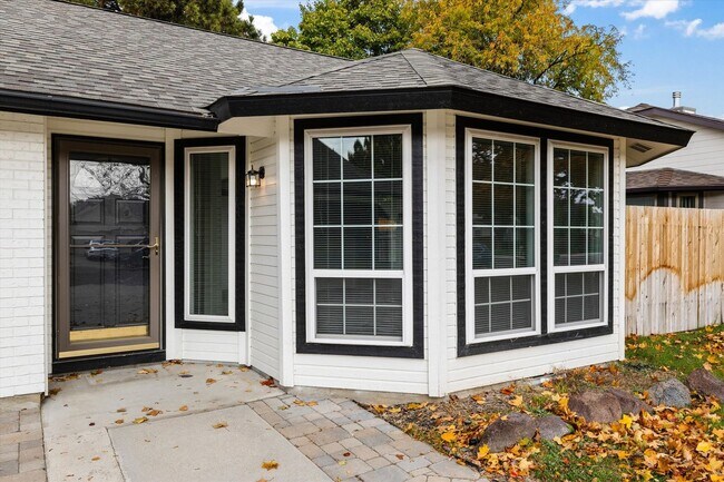 Foto del edificio - Charming 3-Bed, 3-Bath Home in Quiet Boise...