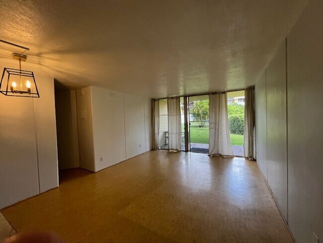 Foto del edificio - 2 bedroom/1 bath Ground-level unit nestled...