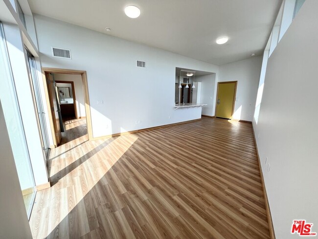 Building Photo - 503 N San Vicente Blvd
