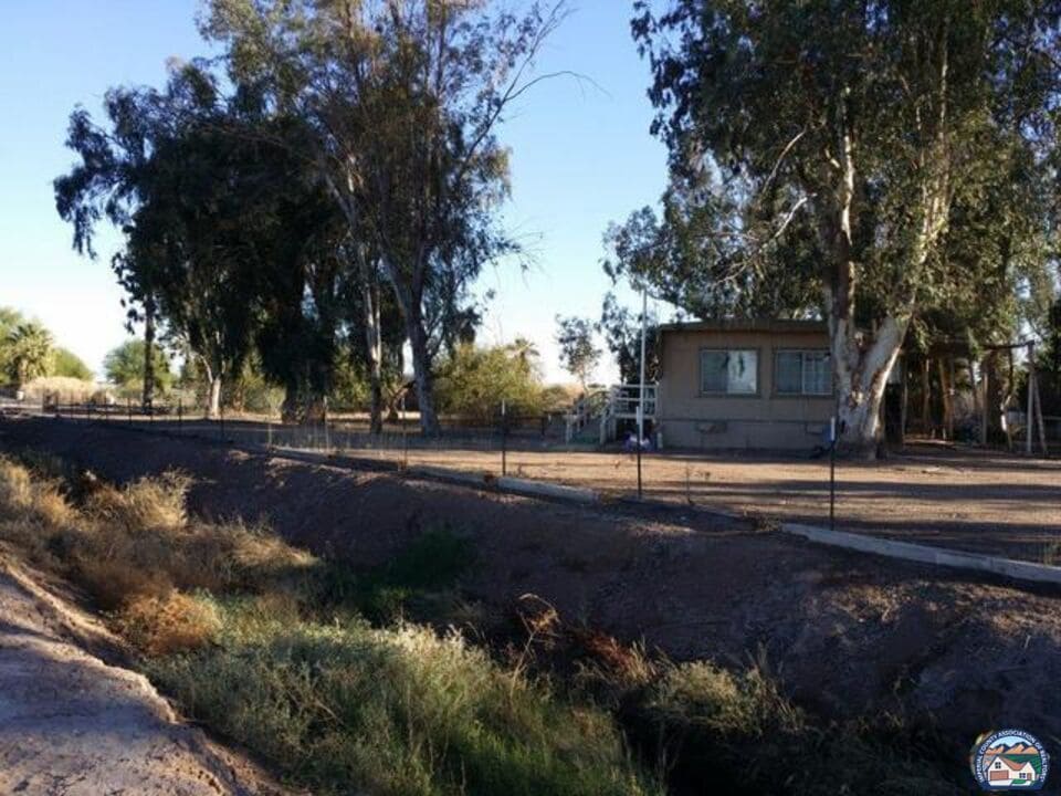 Primary Photo - 425 E Huston Rd