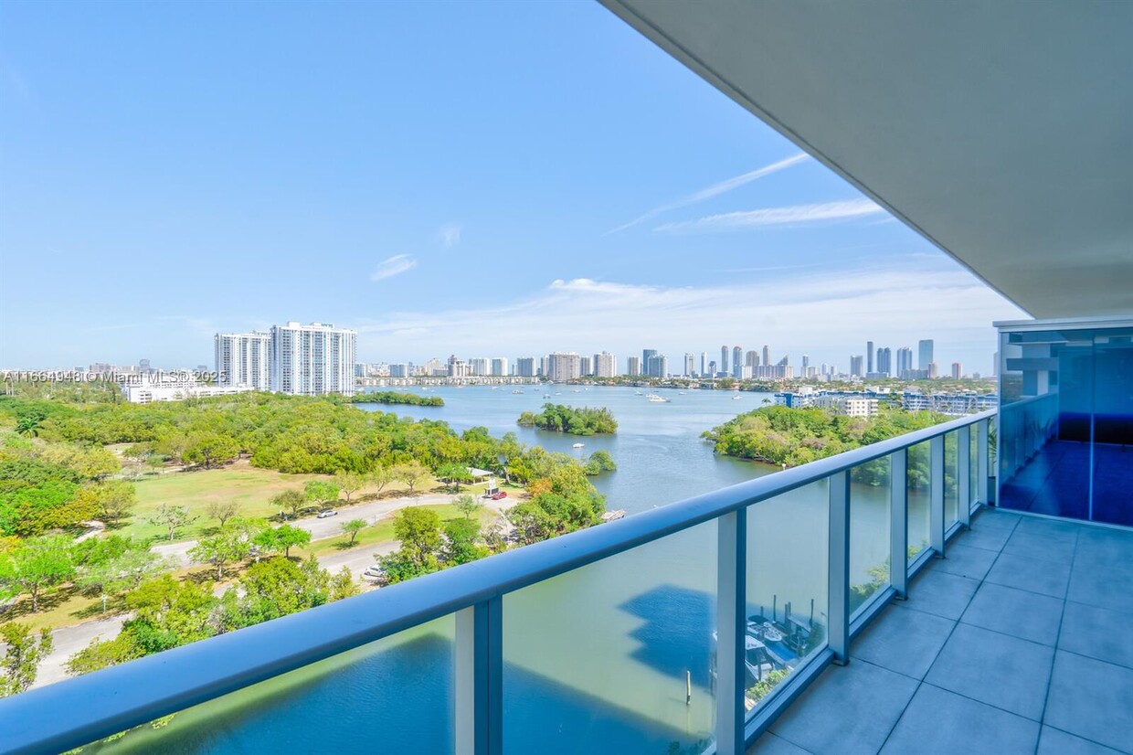 Foto principal - 16385 Biscayne Blvd