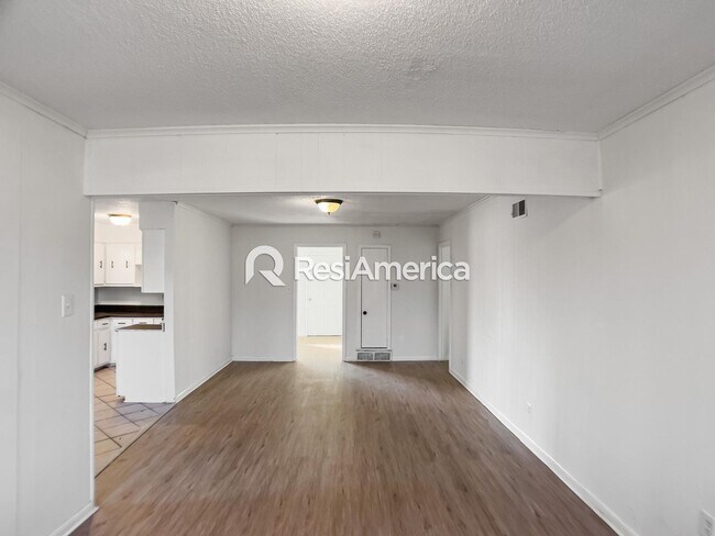 Building Photo - Newly Renovated 3/2 in 38109!