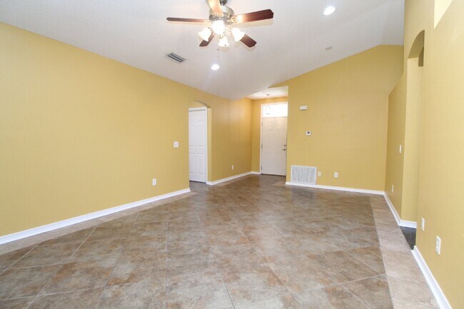 Building Photo - Spacious 3BR with Sunroom & Eat-In Kitchen – Holsberry Estates